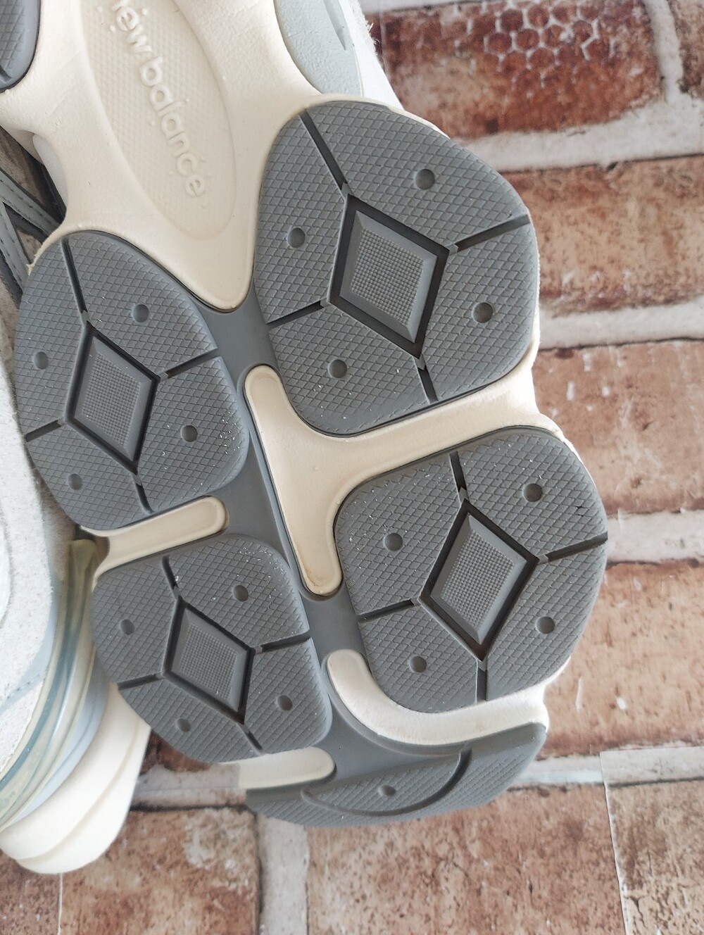 Pre-owned New Balance 9060 - Picture 9 of 13